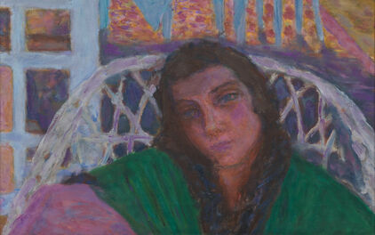 Målning som föreställer en kvinna som sitter i en korgstol och ser sorgsen ut. I bakgrunden finns ett dukat bord framför ett fönster.