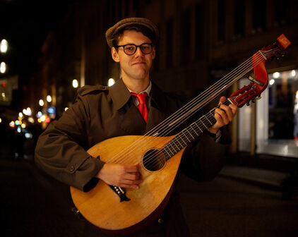 Man som spelar på en luta.