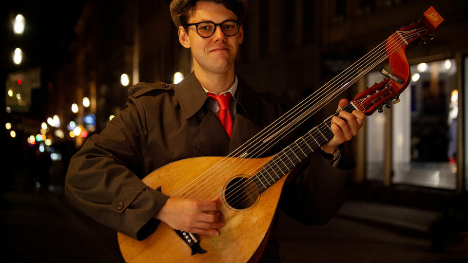 Man som spelar på en luta.