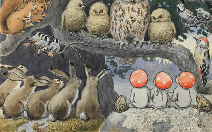 Bild ur Tomtebobarnen.Små barnfigurer i svamphattar sitter tillsammans med diverse djur och lyssnar på en uggla.