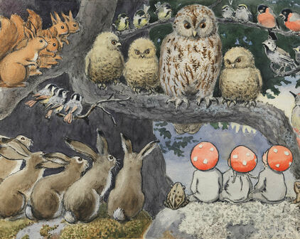 Bild ur Tomtebobarnen.Små barnfigurer i svamphattar sitter tillsammans med diverse djur och lyssnar på en uggla.