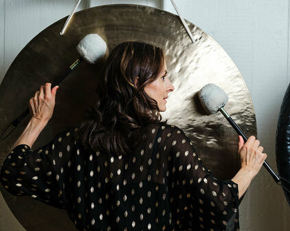 En kvinna som slår på en gong.