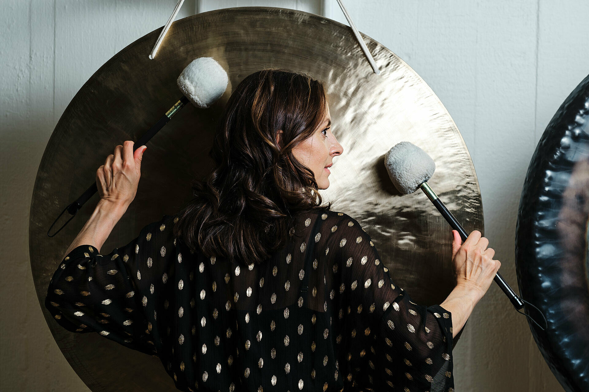 En kvinna som slår på en gong.