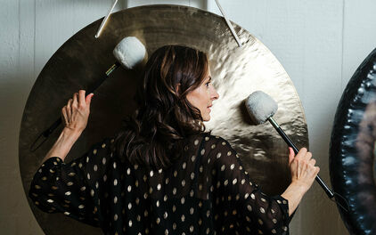 En kvinna som slår på en gong.