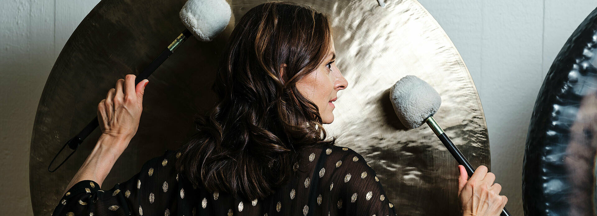 En kvinna som slår på en gong.