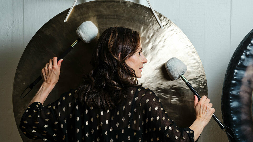 En kvinna som slår på en gong.