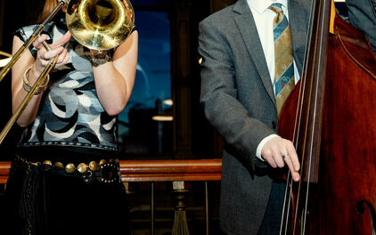 Foto av två personer som spelar trombon och kontrabas.