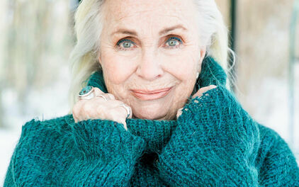 Fotografiskt porträtt av en kvinna.