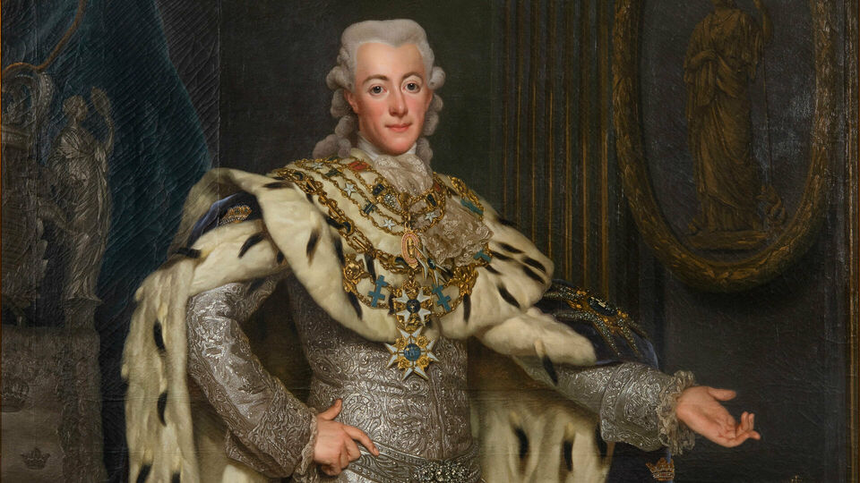 Äldre porträtt föreställlande kung Gustav III. Han bär en silverbroderad dräkt och över den en mantel i hermelinpäls.