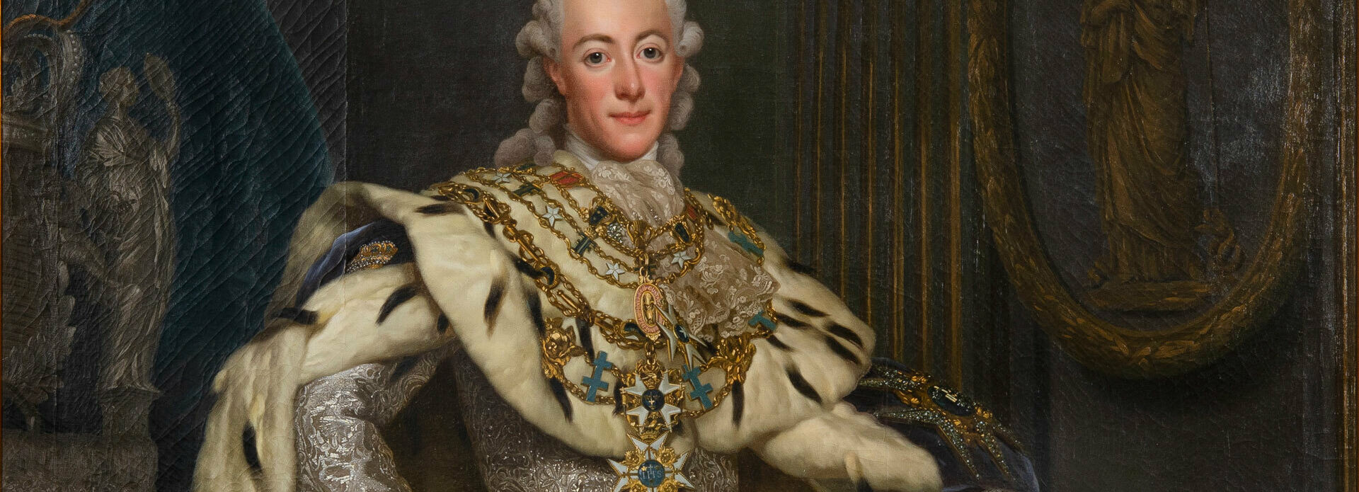 Äldre porträtt föreställlande kung Gustav III. Han bär en silverbroderad dräkt och över den en mantel i hermelinpäls.