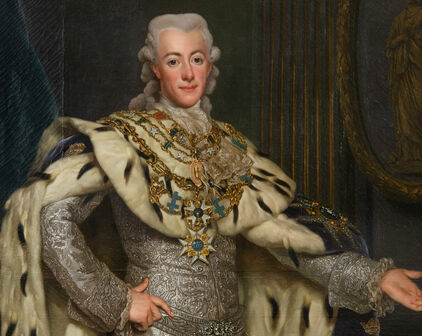 Äldre porträtt föreställlande kung Gustav III. Han bär en silverbroderad dräkt och över den en mantel i hermelinpäls.