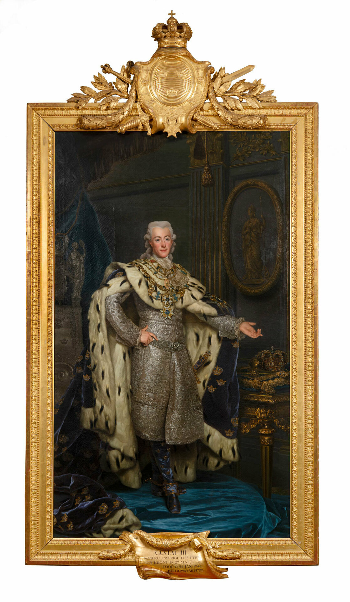 Äldre porträtt föreställlande kung Gustav III. Han bär en silverbroderad dräkt och över den en mantel i hermelinpäls.