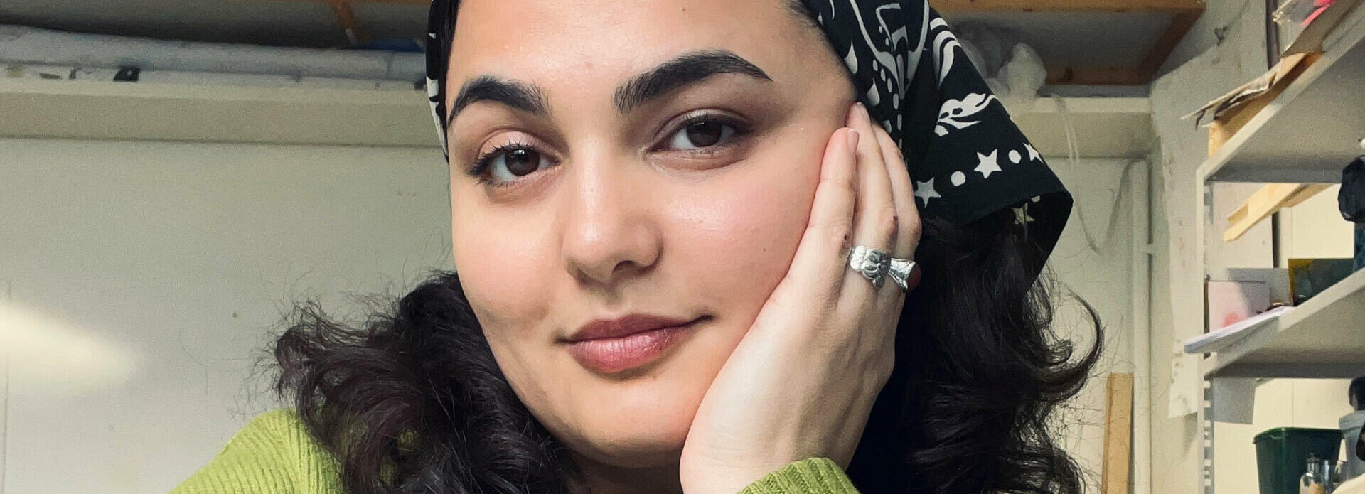 Fotografiskt porträtt av en ung kvinna.