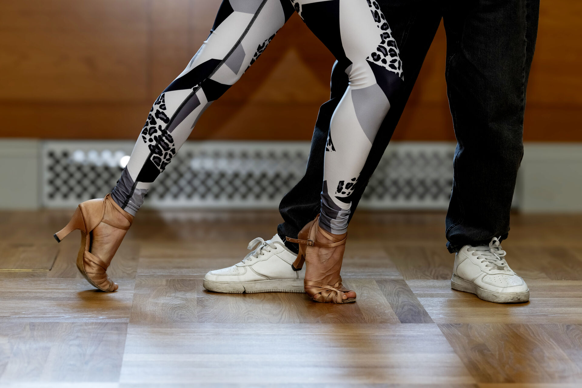 En kvinna och en man som dansar.