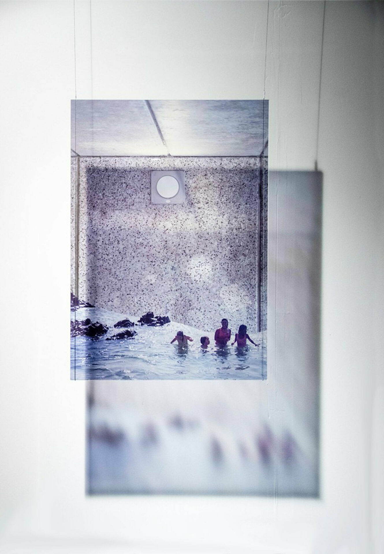 Collage som föreställer människor som badar i havet