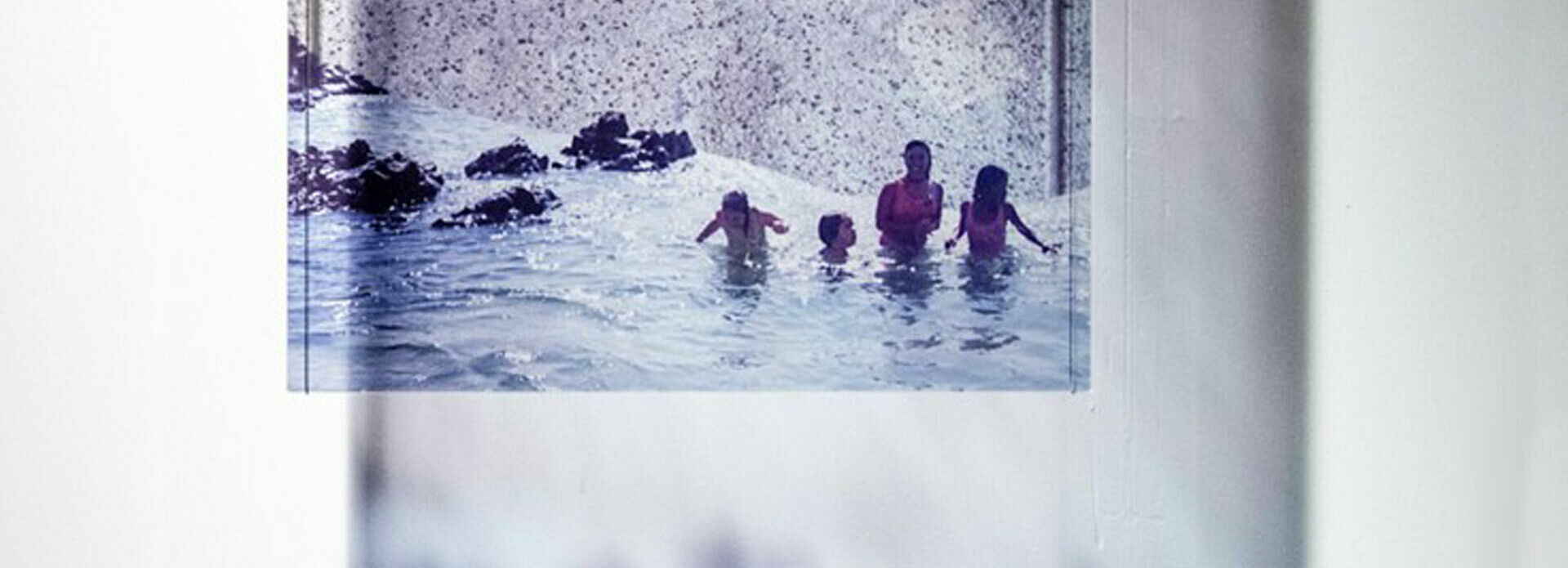 Collage som föreställer människor som badar i havet