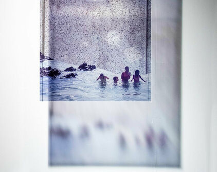 Collage som föreställer människor som badar i havet