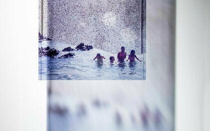 Collage som föreställer människor som badar i havet