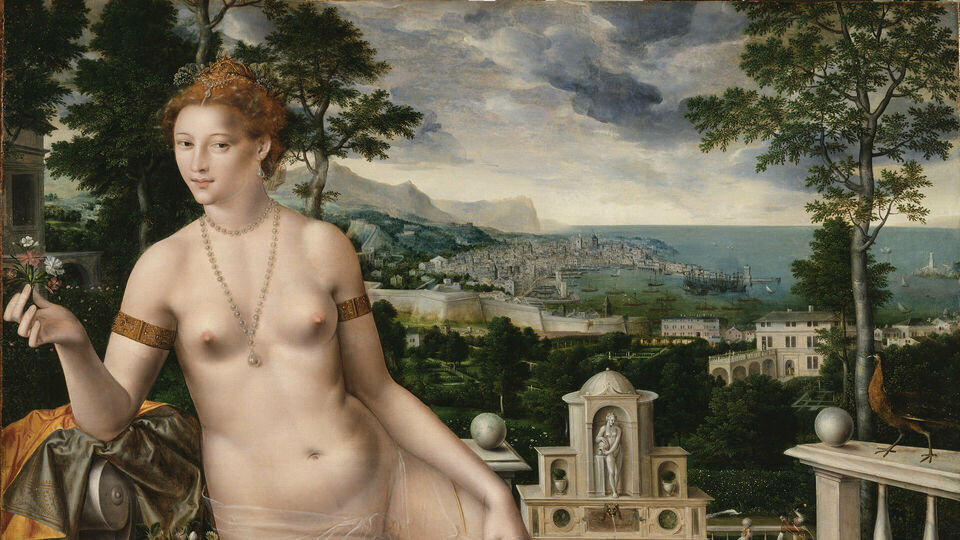 En naken gudinna, Venus, sitter med utsträckta ben på en terrass framför ett idylliskt kustlandskap.