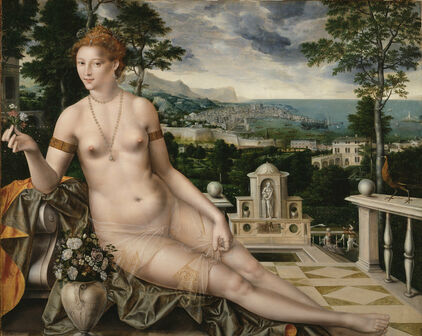 En naken gudinna, Venus, sitter med utsträckta ben på en terrass framför ett idylliskt kustlandskap.