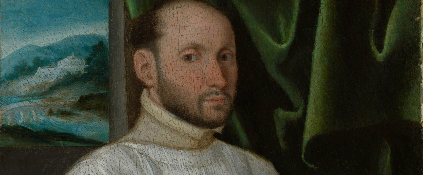 1500-talsmålning föreställande en man porträtterad i halvfigur. Han ser mot betraktaren och han är klädd i en vit tunika med spetskrage.