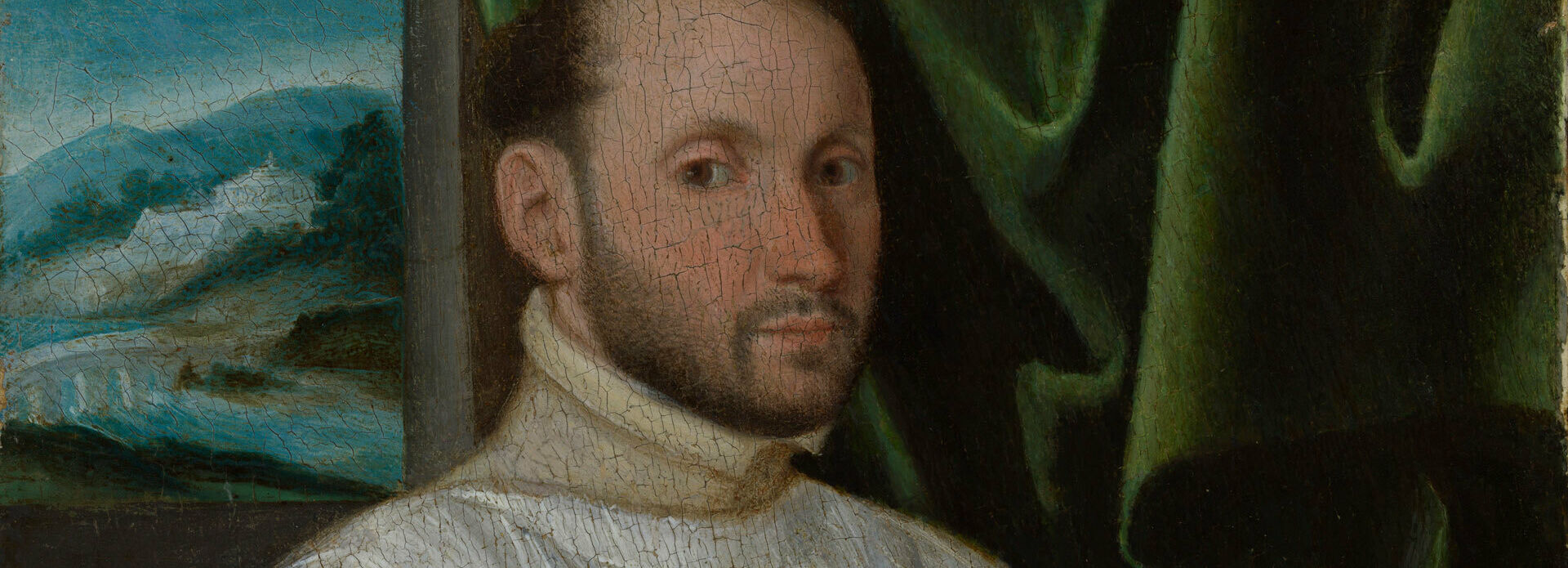 1500-talsmålning föreställande en man porträtterad i halvfigur. Han ser mot betraktaren och han är klädd i en vit tunika med spetskrage.
