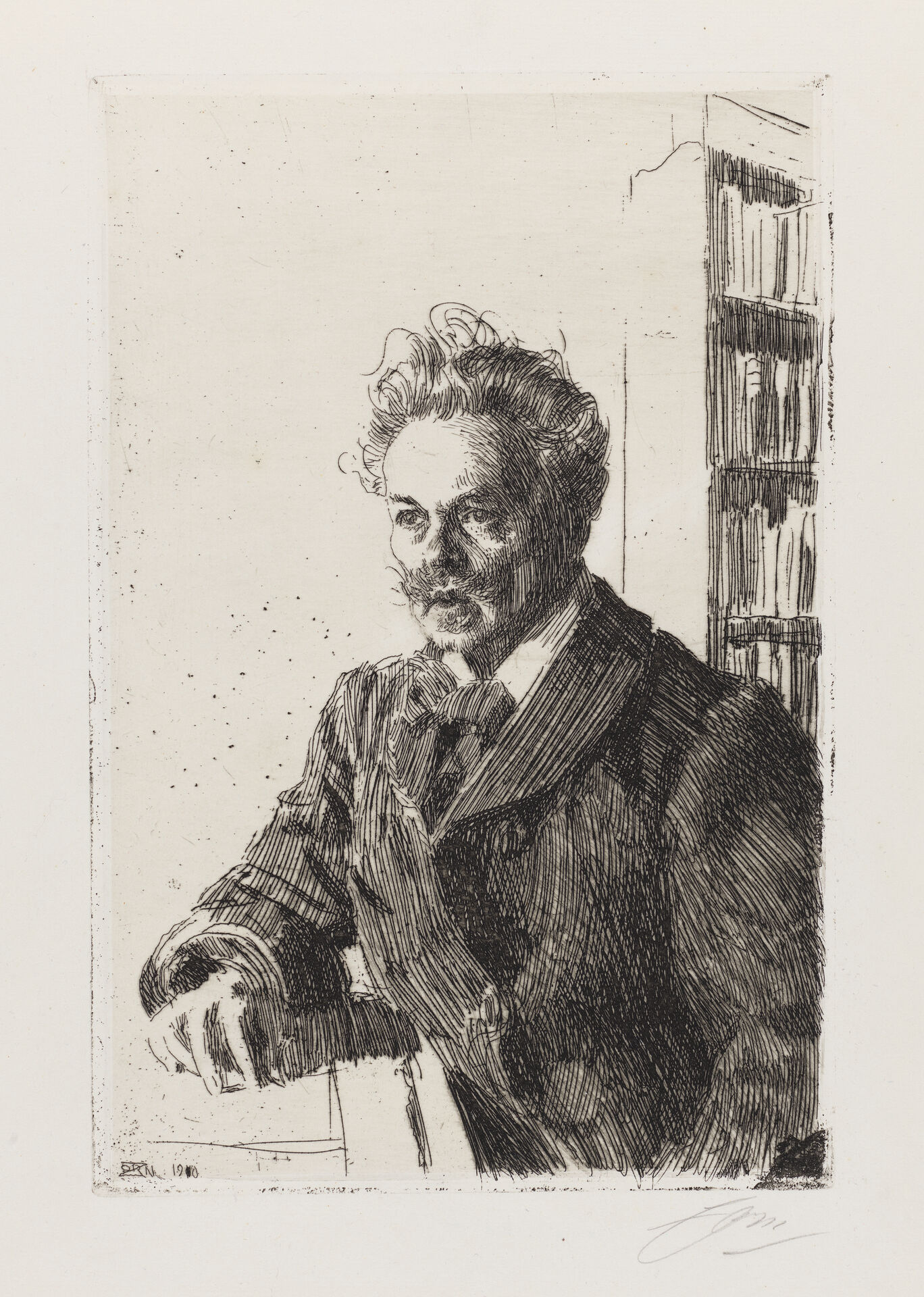August Strindberg av Anders Zorn    Porträtt i halvfigur.   Grafiskt blad, 29,9 x 19,9 cm. Etsade svarta linjer på tryckpapper i naturton.   Huvudet är placerat mitt i bilden, hans blick allvarlig, den riktas åt sidan, ut ur bilden. Spänstiga linjer formar en hög panna, enstaka vildvuxna hårstrån reser sig triumferande över det kraftiga håret.   Parallella linjer skapar en skugga längs ansiktet.  Munnen är noggrant tecknad, liten med mycket spretig mustasch.  Han sitter vänd mot ena sidan, armen vilar på bordet framför, på den andra står en hög smal bokhylla. Under hans hand anas ett tomt pappersark.  Grupper av parallella linjer tecknar hans mörka bylsiga kavaj.