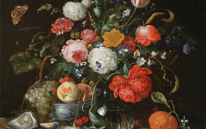 Blomsterstilleben från 1600-talet. EI en glasvas trängs en mängd blommor: rosor, tulpaner, nejlikor med mera. Insekter surrar i buketten. På bordet intill finns några ostron, en apelsin och en skål med persikor och druvor.