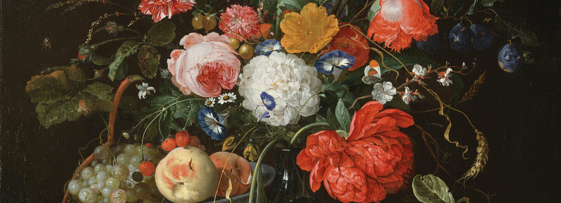 Blomsterstilleben från 1600-talet. EI en glasvas trängs en mängd blommor: rosor, tulpaner, nejlikor med mera. Insekter surrar i buketten. På bordet intill finns några ostron, en apelsin och en skål med persikor och druvor.
