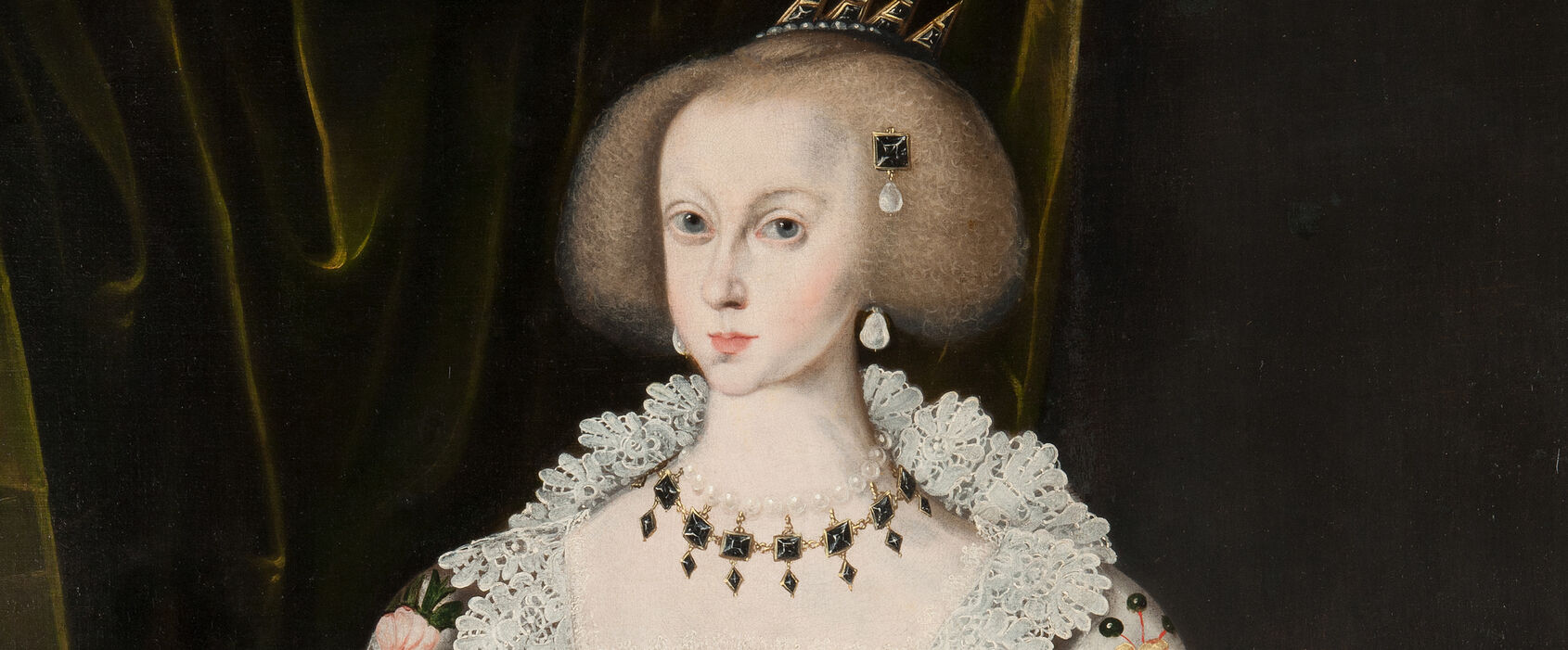 Målning av kvinna i rikt utstyrd klänning, halsband och krona på huvudet.