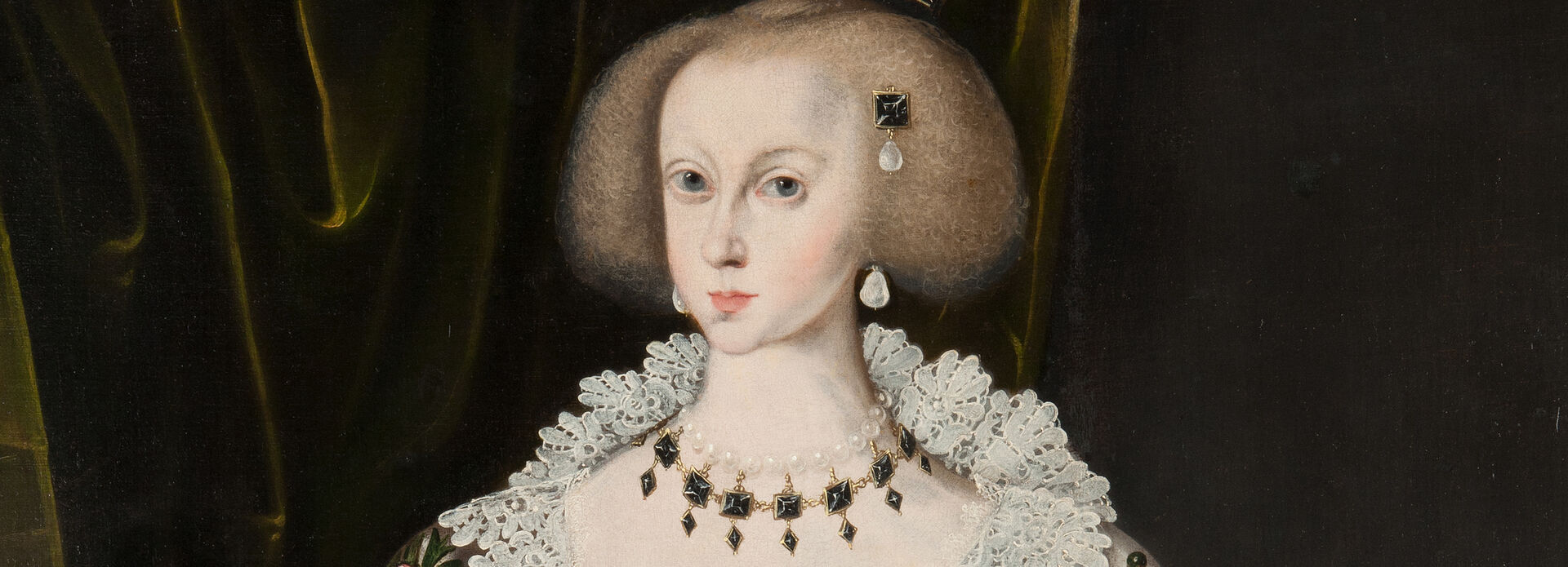Målning av kvinna i rikt utstyrd klänning, halsband och krona på huvudet.